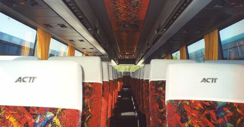immagine con vista su corridoio interno di corriera